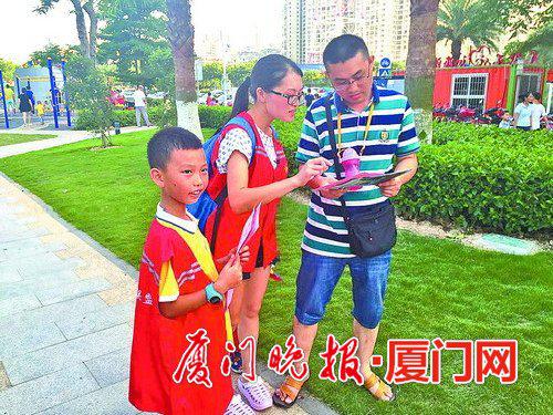 正在做防止儿童意外伤害的宣传活动_幼儿999 这位爸爸,我们是海沧两岸义工联盟的义工,正在做防止儿童意外伤害的宣传活动,这份宣传单您看看。 昨天傍晚,在海沧儿童公园,一名两岁多的小萌娃披着件红色义工马甲随着妈妈、哥哥一起做义工。他们参加的是海沧两岸义工联盟护童天使儿童意外伤害志愿服务队的首场预热活动。不久后,这支服务队将正式成立,旨在为儿童创造安全健康的生活、学习、游玩环境,为造成意外伤害的儿童提供医疗以及心理等方面的服务。 文/图 记者 施璐玮 李晓辉 通讯员 吕慧玲 小朋友穿上红马甲,上街发传单做宣传 周日的傍晚,烈阳的酷热散去,清凉的海